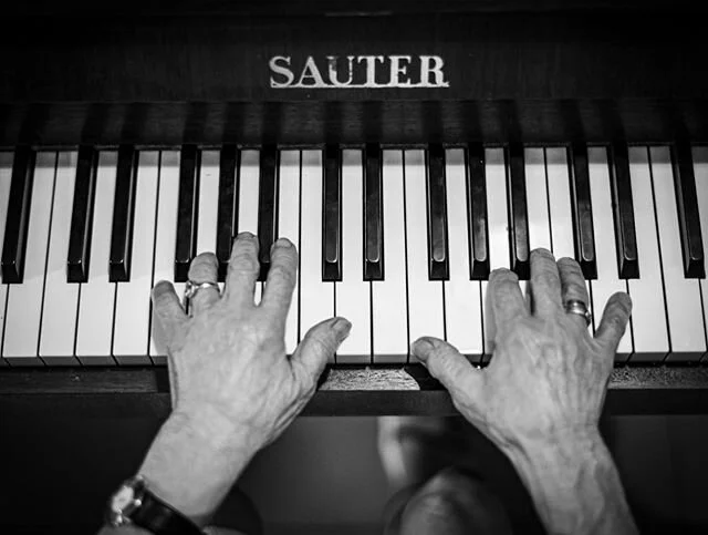 My mom&rsquo;s magical pianist hands 🤲